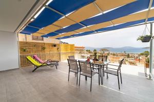 un patio avec une table et des chaises sur un balcon dans l'établissement Iliana Apartments, à Tolón