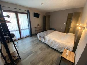 Ένα ή περισσότερα κρεβάτια σε δωμάτιο στο Au Relais Gascon