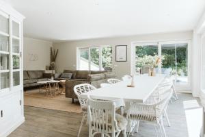 Posezení v ubytování West Nieuwlandseweg 25A - Ouddorp - Poolvilla Zilt & Zoet