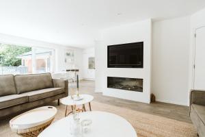 TV a/nebo společenská místnost v ubytování West Nieuwlandseweg 25A - Ouddorp - Poolvilla Zilt & Zoet