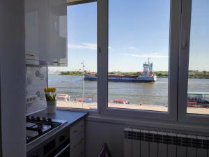 Kuchyň nebo kuchyňský kout v ubytování Apartament Pelicanul