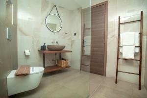 Koupelna v ubytování Kotinos Apartments + 20 fotografií