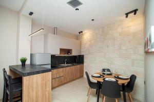 Kuchyň nebo kuchyňský kout v ubytování Kotinos Apartments