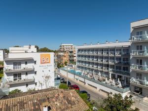 una vista aérea de una ciudad con edificios en BQ Amfora Beach - Adults Only, en Can Pastilla