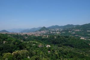 vistas a una ciudad en las colinas en Casa Nuvola, en Vietri