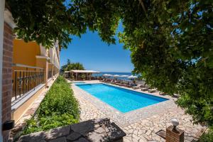 Bazén v ubytování Apart Hotel Alex nebo v jeho okolí