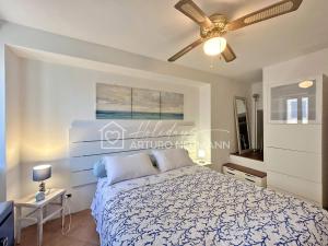 a bedroom with a bed and a ceiling fan at 124 - Deliziosa casa cielo-terra a Numana in centro storico, con splendida vista sul mare - SPIAGGIA WHITE BEACH CLUB OMAGGIO dal lun al ven FINO AL 02-08 in Numana