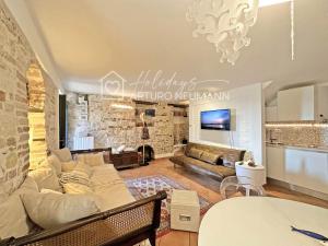 a living room with a couch and a table at 124 - Deliziosa casa cielo-terra a Numana in centro storico, con splendida vista sul mare - SPIAGGIA WHITE BEACH CLUB OMAGGIO dal lun al ven FINO AL 02-08 in Numana