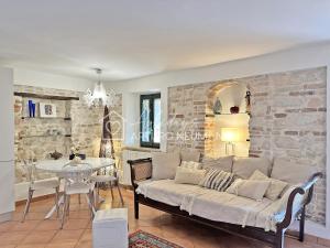 a living room with a couch and a table at 124 - Deliziosa casa cielo-terra a Numana in centro storico, con splendida vista sul mare - SPIAGGIA WHITE BEACH CLUB OMAGGIO dal lun al ven FINO AL 02-08 in Numana