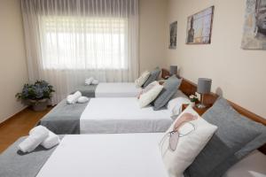 a bedroom with two beds and a window at Pensión A Codeseira Melide in Melide