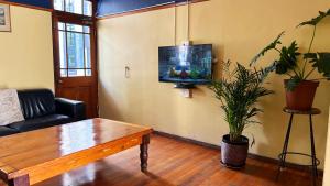 TV a/nebo společenská místnost v ubytování Long Street Backpackers