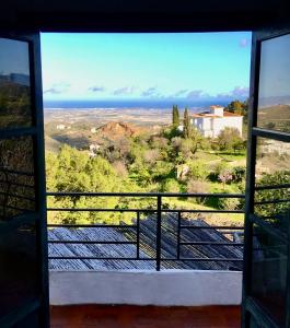 una vista dalla finestra di una casa di Cortijo de la Fuente con vistas impresionantes y playas a 20 minutos a Bédar