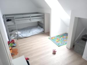 ein kleines Kinderzimmer mit Etagenbett in der Unterkunft Maison 10 personnes dans le Morbihan in Saint-Avé