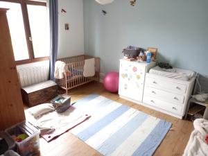 ein Kinderschlafzimmer mit einem Kinderbett und einem Kinderbett in der Unterkunft Maison 10 personnes dans le Morbihan in Saint-Avé + 2 Fotos