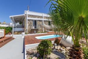 Bazén v ubytovaní Ble Oneiro villa CRYSTAL alebo v jeho blízkosti