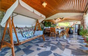 Μπαλκόνι ή βεράντα στο 2 Bedroom Cozy Apartment In Secovlje