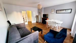 ボーヴェにあるAppartement meublé Hypercentre Beauvais - 1h de Parisのソファと椅子とテーブルのあるリビングルーム