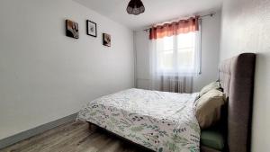 ボーヴェにあるAppartement meublé Hypercentre Beauvais - 1h de Parisのベッドと窓のある寝室