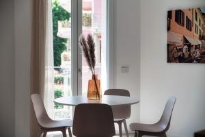 Un comedor con mesa y sillas y una ventana. en Lario Suite Apartments by Quokka 360 - With parking Next to Como City, en Como 199 fotos más