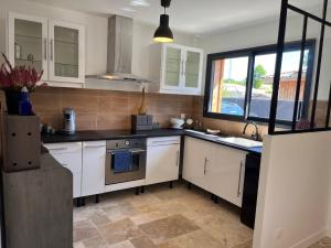 Η κουζίνα ή μικρή κουζίνα στο Maison en bois Lacanau centre +2 φωτογραφίες