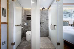 Phòng tắm tại Nostalgia S Hotel Beijing National Convention Center 时光漫步S酒店北京国家会议中心店 Free fresh ground coffee,Free laundry service