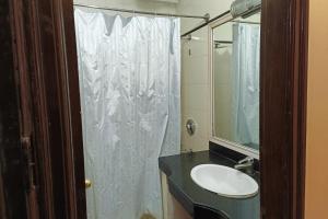 Koupelna v ubytování Hotel Spot Inn Paharganj Near New Delhi Railway Station