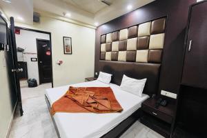 Postel nebo postele na pokoji v ubytování Hotel Spot Inn Paharganj Near New Delhi Railway Station