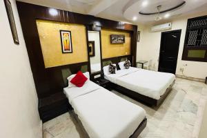 Postel nebo postele na pokoji v ubytování Hotel Spot Inn Paharganj Near New Delhi Railway Station + 24 fotografií
