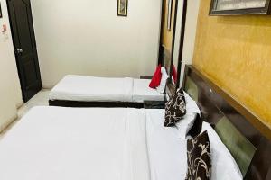 Postel nebo postele na pokoji v ubytování Hotel Spot Inn Paharganj Near New Delhi Railway Station