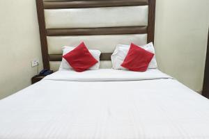 Postel nebo postele na pokoji v ubytování Hotel Spot Inn Paharganj Near New Delhi Railway Station