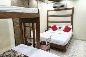 Postel nebo postele na pokoji v ubytování Hotel Spot Inn Paharganj Near New Delhi Railway Station