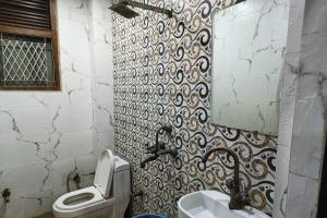 Koupelna v ubytování Hotel Spot Inn Paharganj Near New Delhi Railway Station