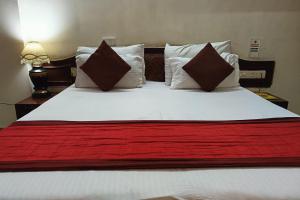 Postel nebo postele na pokoji v ubytování Hotel Spot Inn Paharganj Near New Delhi Railway Station