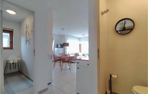 Televiisor ja/või meelelahutuskeskus majutusasutuses 2 Bedroom Awesome Apartment In Bredene