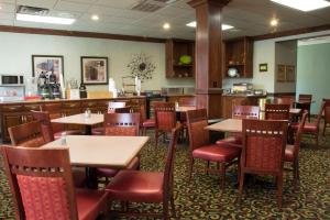 Restavracija oz. druge možnosti za prehrano v nastanitvi Lamplighter Inn & Suites Pittsburg