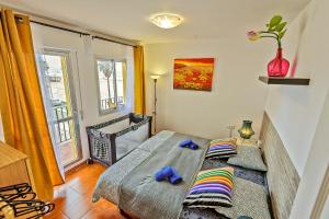 a bedroom with two twin beds and a window at Beachfront Duplex 1ª línea & Terraces Oceanfront in El Puerto de Santa María +54 photos