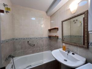 Koupelna v ubytování Apartamento centro Porto do Son + 12 fotografií
