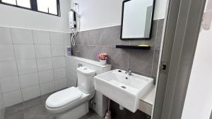 A bathroom at New homestay Window to the Ocean 3Room2Bath 云海之窗