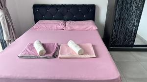 A bed or beds in a room at New homestay Window to the Ocean 3Room2Bath 云海之窗