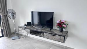 A television and/or entertainment centre at New homestay Window to the Ocean 3Room2Bath 云海之窗