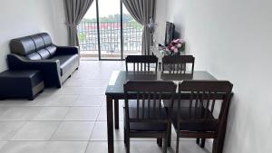 A seating area at New homestay Window to the Ocean 3Room2Bath 云海之窗
