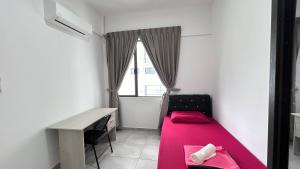 A bed or beds in a room at New homestay Window to the Ocean 3Room2Bath 云海之窗