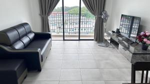 A seating area at New homestay Window to the Ocean 3Room2Bath 云海之窗