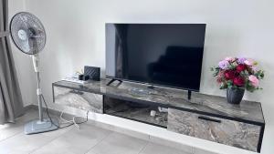 A television and/or entertainment centre at New homestay Window to the Ocean 3Room2Bath 云海之窗