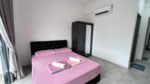 A bed or beds in a room at New homestay Window to the Ocean 3Room2Bath 云海之窗