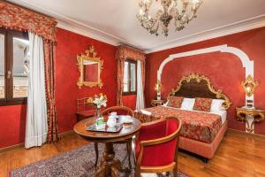 Postel nebo postele na pokoji v ubytování Hotel Ca' Alvise