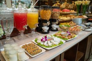 een buffet met verschillende soorten eten en drinken bij The West Hotel & Spa in Hanoi