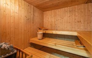 una sauna de madera con un cubo de basura. en Borgo Elisa, en Cortona
