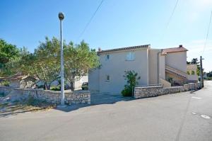 ノヴァリャにあるSpacious 4 bedroom apartment with free parking lotの石垣・通り家