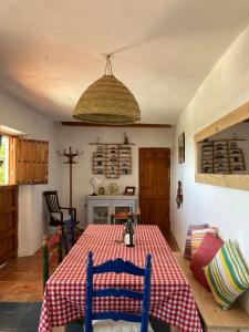 una camera con tavolo e panna a scacchi rossa e bianca di Cortijo de la Fuente con vistas impresionantes y playas a 20 minutos a Bédar